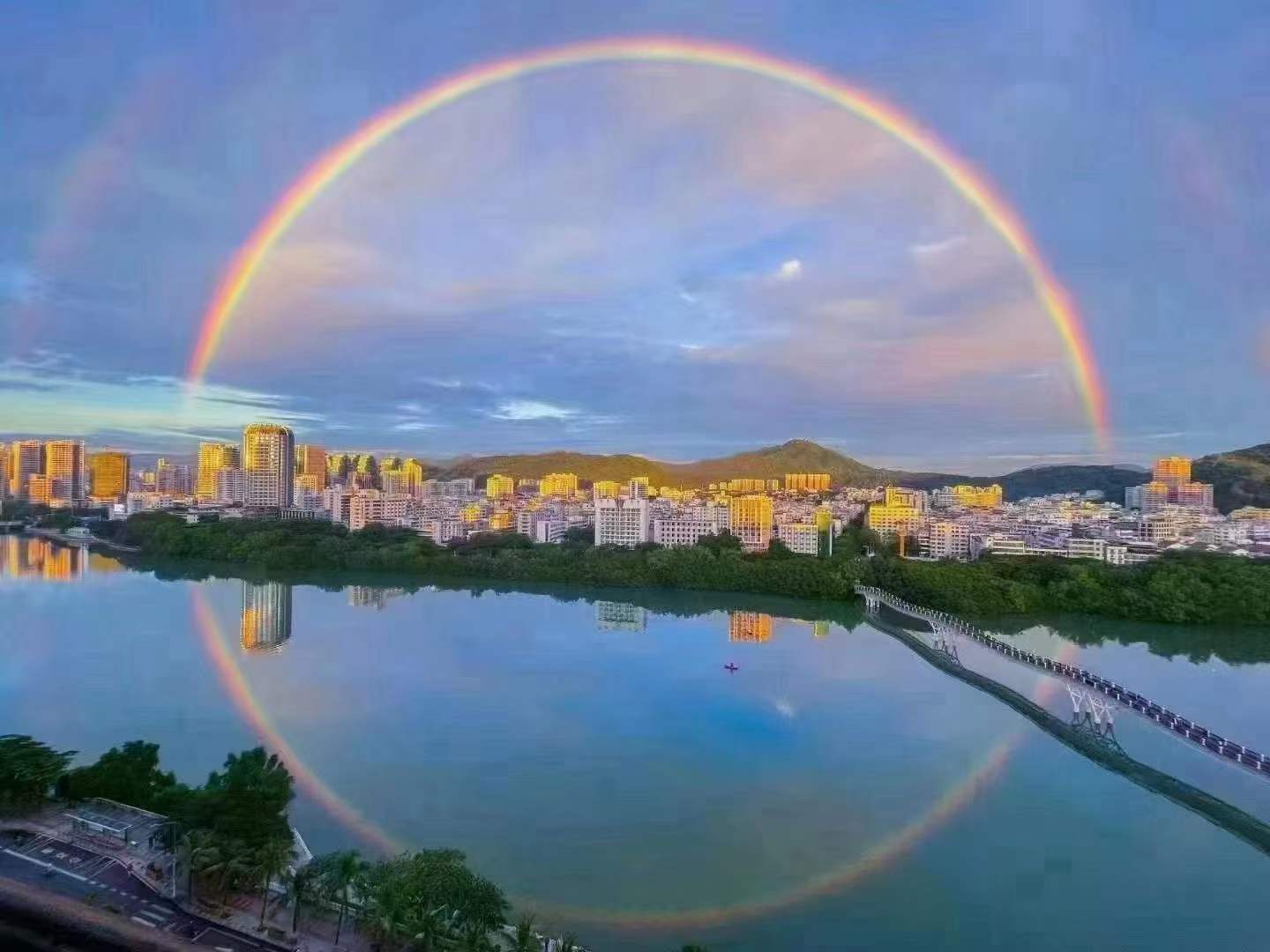 澳門半島七色光原因